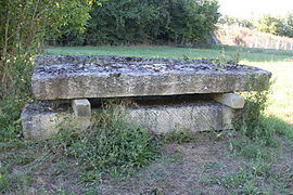 « Couvercles » du puits (enlevés pour les fouilles de 2013).