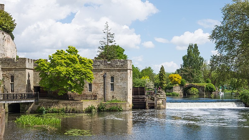 File:Warwick Castle - Engine House, Waterwheel, Weir, and Old Castle Bridge.jpg