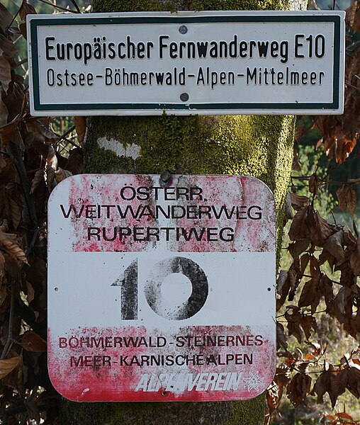 File:Wegweiser Wanderwege, Hermagor, Kärnten.jpg