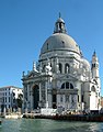 Tambor octogonal da cúpula da basílica de Santa Maria della Salute en Venecia