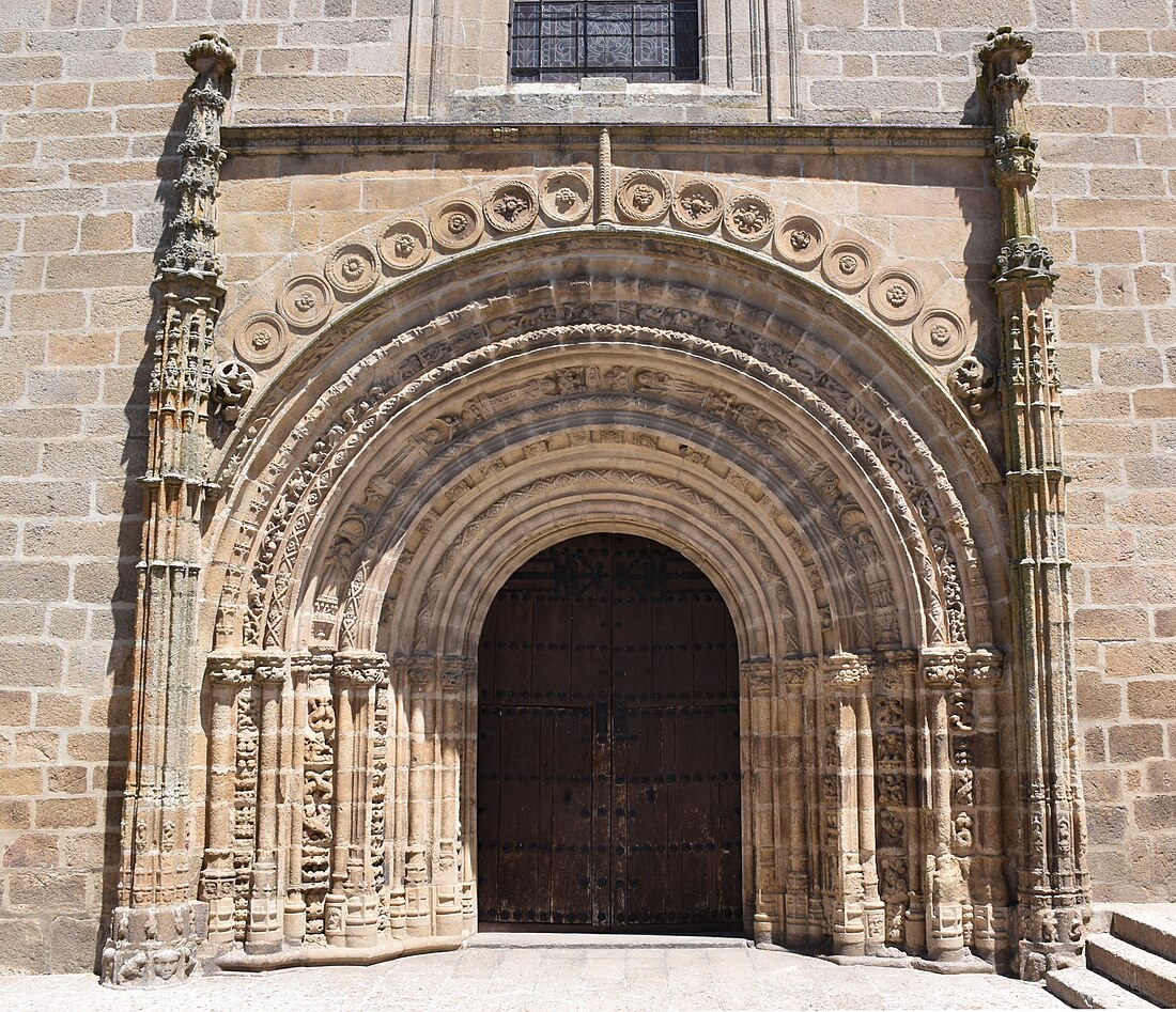 File:West door Church of Santa María la Mayor, Brozas.jpg