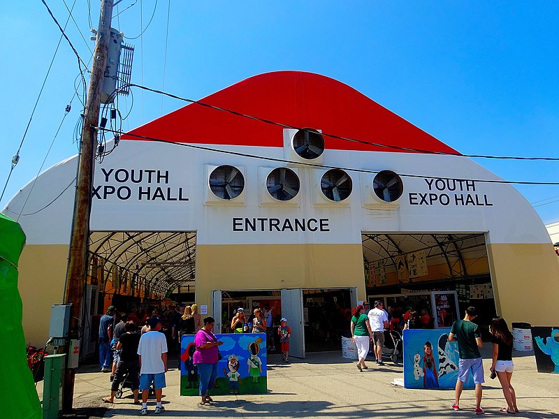 File:Youth Expo Hall - panoramio.jpg