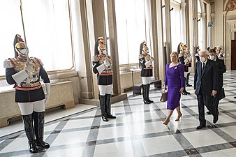 President Sergio Mattarella och Slovakiens president Zuzana Čaputová passerar uppställd hedersvekt i Quirinalpalatset, 20 april 2022.