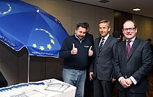 Der Europaschirm bei einer Veranstaltung der Raiffeisen Landesbank OÖ. V. l. n. r.: Karl-Heinz Wanker (WKÖ), Staatssekretär Reinhold Lopatka, Moderator Gerald Groß