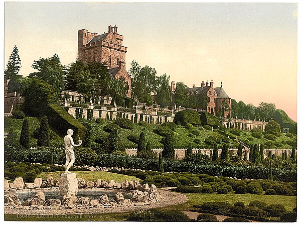 Drummond Castle, seat of the Drummond Dukes of Perth.