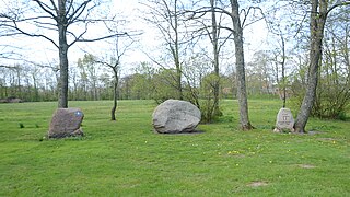 Mindestenene ved forsamlingshuset