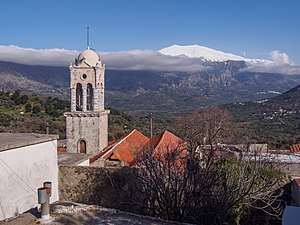 Vista do vale de Amári com a igreja de São Pantaleão em primeiro plano e o monte Ida (Psilorítis) ao fundo
