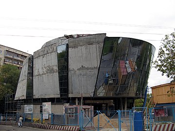 Строящееся административное здание — ныне достроено, здесь находится офис «Эвалар»