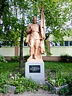 Памятник воинам-освободителям Киева во дворе общеобразовательной школы № 72