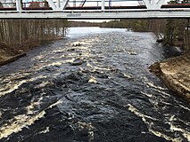 Вид с автомобильного моста по течению.