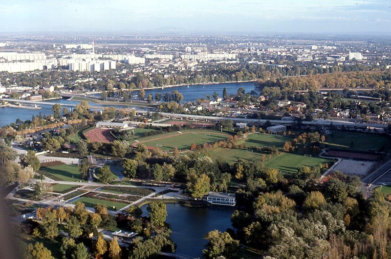File:075R08181080 Blick vom Donauturm, Donaupark, Alte Donau, U Bahntrasse U1, Wagramerstrasse, ÖBB Sportanlage 18.10.1980.jpg