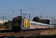 Durchfahrender InterCity mit Aktionslok „Azubis gegen Hass & Gewalt“