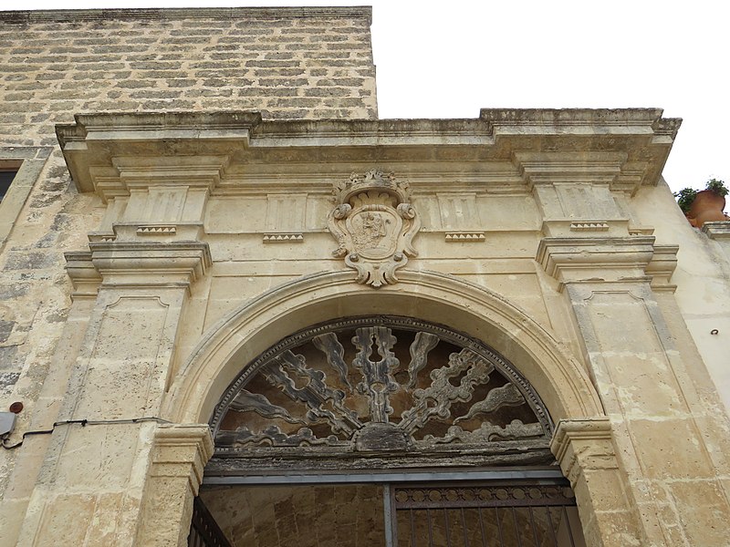 File:11 Palazzo Palmieri, Piazza Palmieri 12 (Martignano), portal i escut dels Granafei.jpg