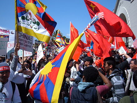 Une partie d'un groupe de manifestants solidaires du Tibet se déplaçant au sud le long de The Embarcadero (San Francisco) arrivant au contact de manifestants chinois.