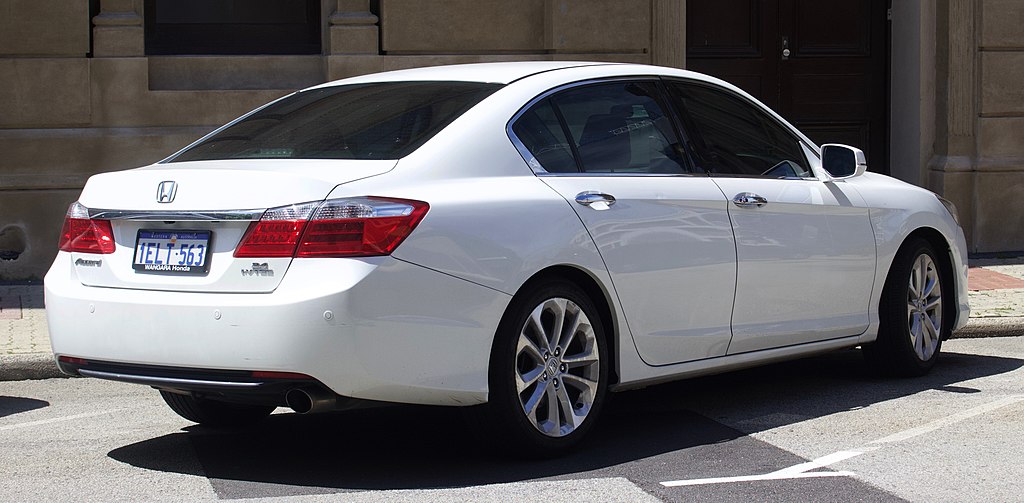 File:2013 Honda Accord VTi-L 2.4 sedan ...