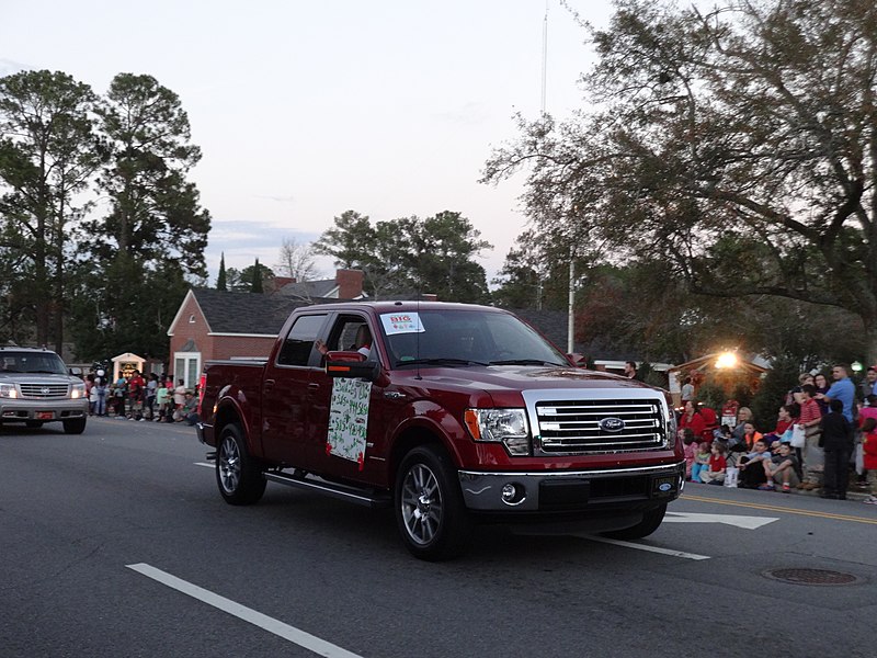 File:2014 Greater Valdosta Community Christmas Parade 100.JPG