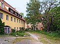 Schloss (Nr. 1c), Gebäude des Wirtschaftshofes, wie unmittelbar an der Jahnatalstraße gelegenem Komplex aus Wohnhaus (Drescherhaus), Wirtschaftstrakt (Stall) und Anbauten (Nr. 2), Torhaus mit angefügtem Wächterhaus (Nr. 4), westlichem Wirtschaftsgebäude (Stall) mit Wohnhausanbau (Nr. 4a/4b), östlichem Wirtschaftsgebäude (Stall) mit Fachwerktrakt über L-förmigem Grundriss einschließlich Anbau (Nr. 4d/4e), Brennerei mit seltenem achteckigen Schornstein, Scheune (Kartoffelmiete), Schlosspark, Toreinfahrt, erhaltenen Stütz- und Einfriedungsmauern, Pavillon auf der großen Insel, Blumenschale, Bogenbrücke auf dem Fußweg nach Oelsitz und Seerhausen (Dammweg), Eisenbrücke zur großen Insel, Bogenbrücke über den Keppritzbach, Auslaufwehr mit Bogenbrücke gegenüber der großen Insel, halbrunde Stützmauer mit zwei Eingängen vor dem Kellerberg (Einzeldenkmale der Sachgesamtheit 09303180)