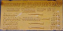 Plaque de cocher qui se trouvait sur un chemin vicinal de Plouigneau. (désormais à l'Écomusée de Plouigneau).