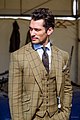 (2014) Gandy iført skræddersyet jakkesæt fra Henry Poole & Co.