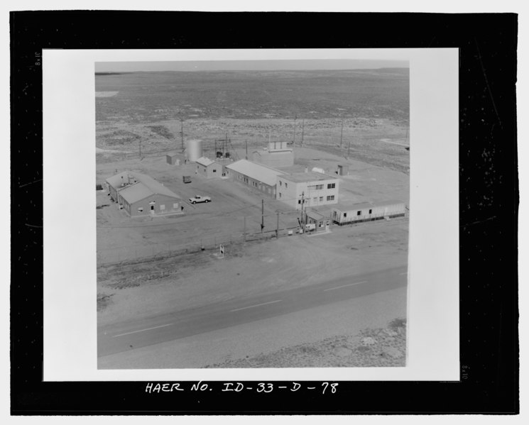 File:ARA-II. Aerial view in 1982 prior to characterization. Facilities were in use for cold storage and for welding school. Facing northeast. Guard house in foreground; trailer along south HAER ID-33-D-78.tif