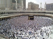 Zarándokok a mekkai Nagy Mecset közepén álló Kába-szentély körül