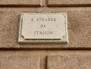 A Stradda da stasiun, targa