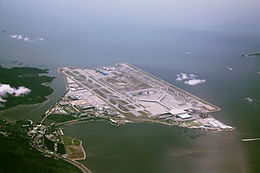 Une vue plongeante sur l'aéroport international de Hong Kong.JPG