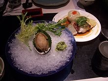 Ormeau servi dans le restaurant cantonais Made in kitchen. L'ormeau est servi cuit avec du wasabi à la mode japonaise.