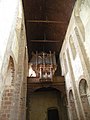 L'orgue dans la tribune au fond de la nef romane.