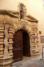 Porte du XVIIe siècle, rue Crémieux, restaurée en 1999.