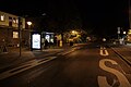 Abfahrts-Bushaltestelle Aixer Straße bei Nacht (2018).jpg