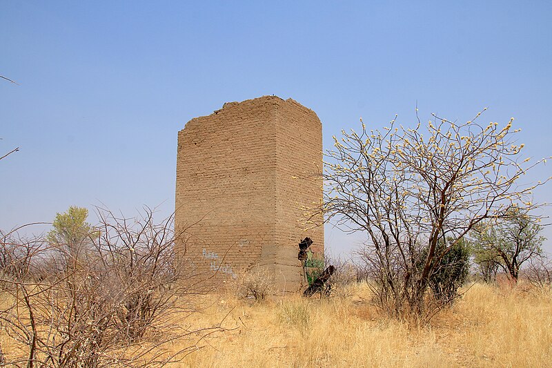 File:Abspannpunkt eines Funkmastens in Windhoek.jpg