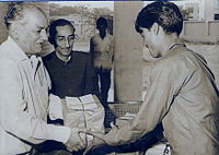 Faiz Ahmad Faiz (til venstre) ved Young Writers' Festival (1964)