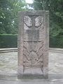 de:Alter Friedhof (Ludwigsburg), Kriegerehrenmal 1914/18, mitte: Stele mit dem Erzengel Michael, Rückseite mit der Inschrift „Die Stadt Ludwigsburg ihren Gefallenen“.