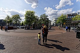 Amsterdam - Zwanenburgwal - Amstel - View on Spinoza Monument 2008 by Nicolas Dings.jpg