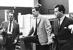 Yleisradion työntekijöitä lakossa vuonna 1966: uutispäällikkö Börje Holmlund sekä toimittajat Anssi Kukkonen ja Juhani Lehtola.