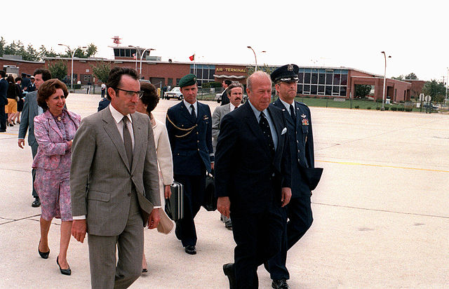 António Ramalho Eanes (left), while president, departs after a state visit to the United States. Secretary of State George Shultz is on the right. (US