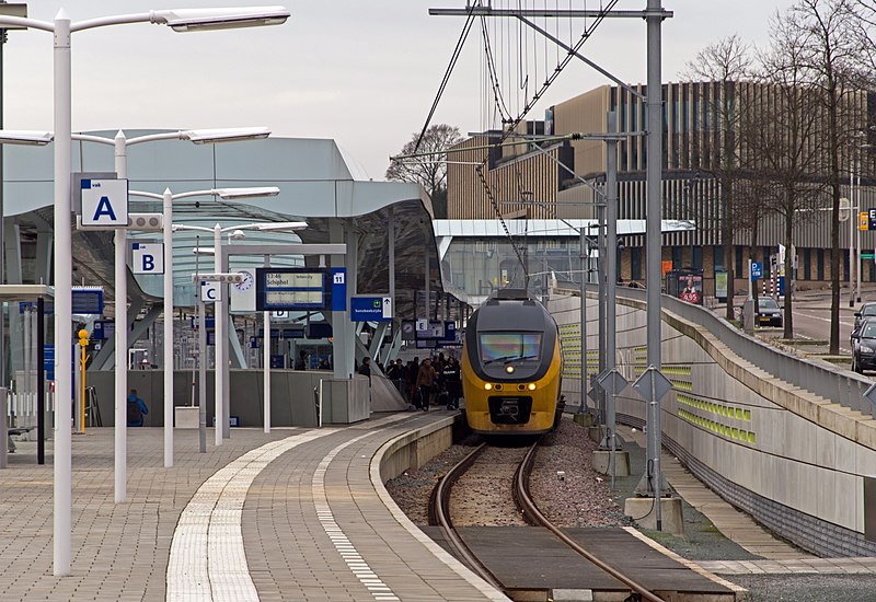 File:Arnhem Centraal VIRM 8713 als IC naar Schiphol Airport (12138348566).jpg