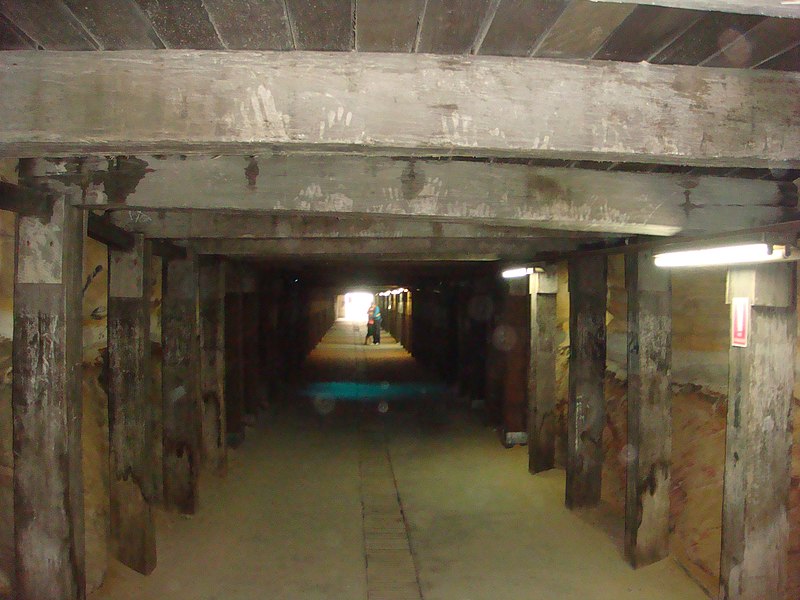 File:Australia cockatoo island tunnels.jpg