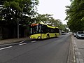 Autobus na linii 22 w stronę Wierzbiczany Pętla przejeżdża koło dworca kolejowego w Gnieźnie.jpg