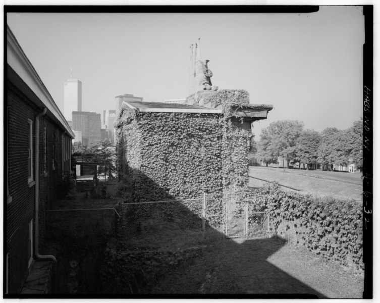 File:BUILDING -201, MONUMENTAL ENTRANCE, SOUTH SIDE - Governors Island, Fort Columbus, New York Harbor, New York, New York County, NY HABS NY,31-GOVI,1-32.tif