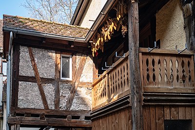 Balkon des Hauses 10 in der Neustadtgasse in Tübingen mit Maiskolben 2019.jpg