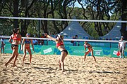 Deutsch: Beachvolleyball bei den Olympischen Jugendspielen 2018; Tag 8, 14. Oktober 2018; Mädchen, Achtelfinale – Bolivien-Puerto Rico 0:2 (18–21/18–21 ) English: Beach volleyball at the 2018 Summer Youth Olympics at 14 October 2018 – Girls Round of 16 – Bolivia-Puerto Rico 0:2 (18–21/18–21 )