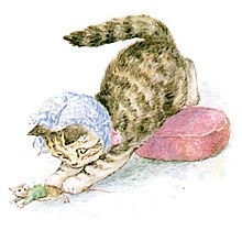 Een kitten vangt een muis bij de staart