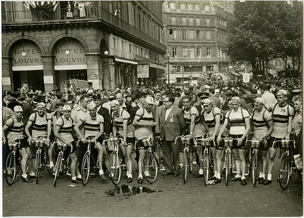 Belgian team in Paris, 1949 (collection KOERS. Museum of Cycle Racing)