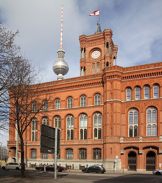 File:Berlin-Rotes Rathaus-08-Fernsehturm-2017-gje.jpg