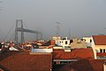 Il ponte emerge dalla nebbia, visto da Portugalete