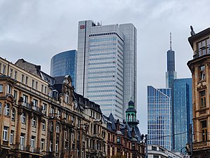 Blick vom Frankfurter Hauptbahnhof auf das Bahnhofsviertel und den Main Tower.jpg