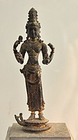 Avalokiteśvara (vêtu comme un prince, et, dans sa coiffure, le jina Amitābha. Xe siècle (?). Bronze doré. MH Vietnam[23]