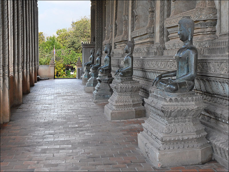 File:Bouddhas dans la galerie latérale du Vat Phra Kèo (Vientiane) (4345418279).jpg